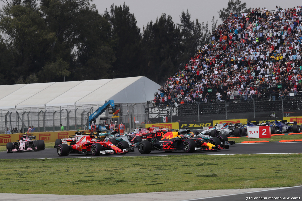 GP MESSICO, 29.10.2017 - Start of the race, Max Verstappen (NED) Red Bull Racing RB13 e Lewis Hamilton (GBR) Mercedes AMG F1 W08