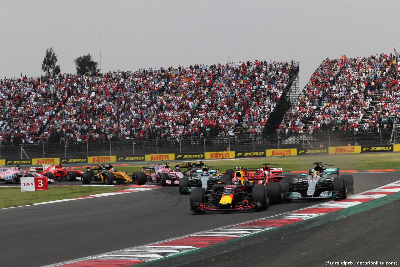 GP MESSICO, 29.10.2017 - Start of the race, Max Verstappen (NED) Red Bull Racing RB13, Lewis Hamilton (GBR) Mercedes AMG F1 W08 e Sebastian Vettel (GER) Ferrari SF70H