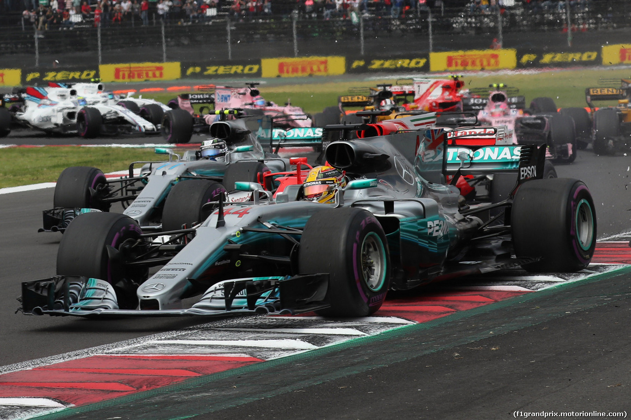 GP MESSICO, 29.10.2017 - Start of the race, Lewis Hamilton (GBR) Mercedes AMG F1 W08 e Sebastian Vettel (GER) Ferrari SF70H