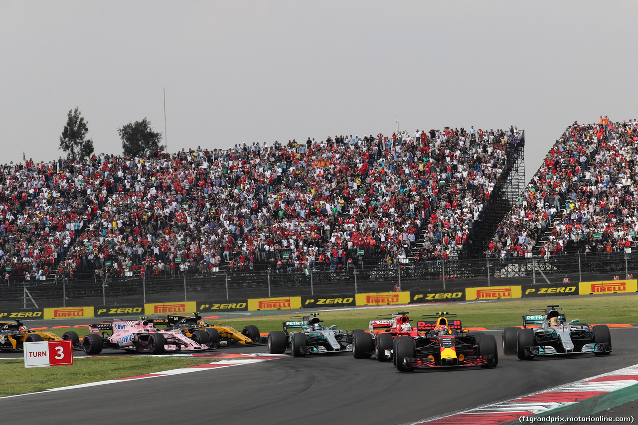 GP MESSICO, 29.10.2017 - Gara, Start of the race, Max Verstappen (NED) Red Bull Racing RB13 e Lewis Hamilton (GBR) Mercedes AMG F1 W08