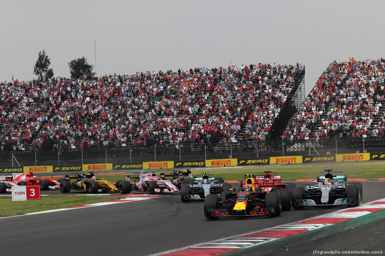 GP MESSICO, 29.10.2017 - Gara, Start of the race, Max Verstappen (NED) Red Bull Racing RB13, Lewis Hamilton (GBR) Mercedes AMG F1 W08 e Sebastian Vettel (GER) Ferrari SF70H