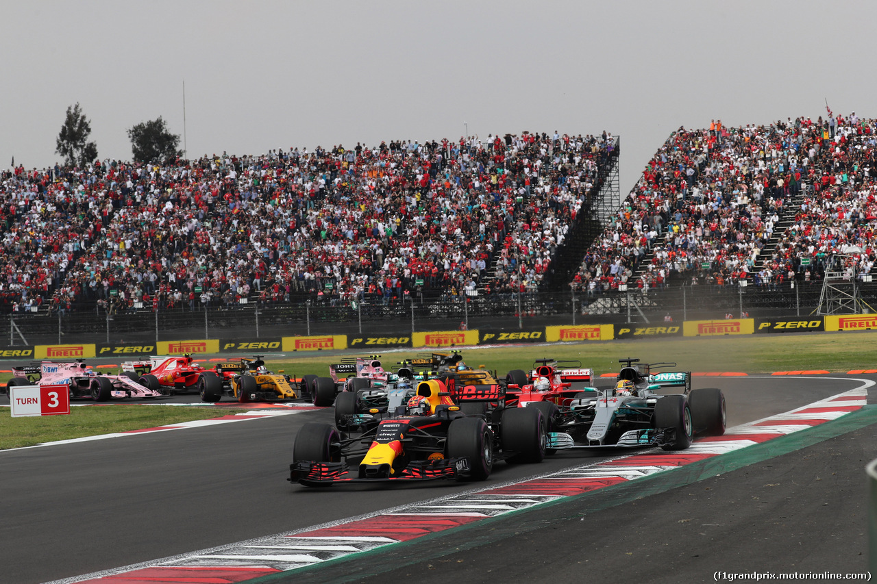 GP MESSICO, 29.10.2017 - Gara, Start of the race, Max Verstappen (NED) Red Bull Racing RB13, Lewis Hamilton (GBR) Mercedes AMG F1 W08 e Sebastian Vettel (GER) Ferrari SF70H