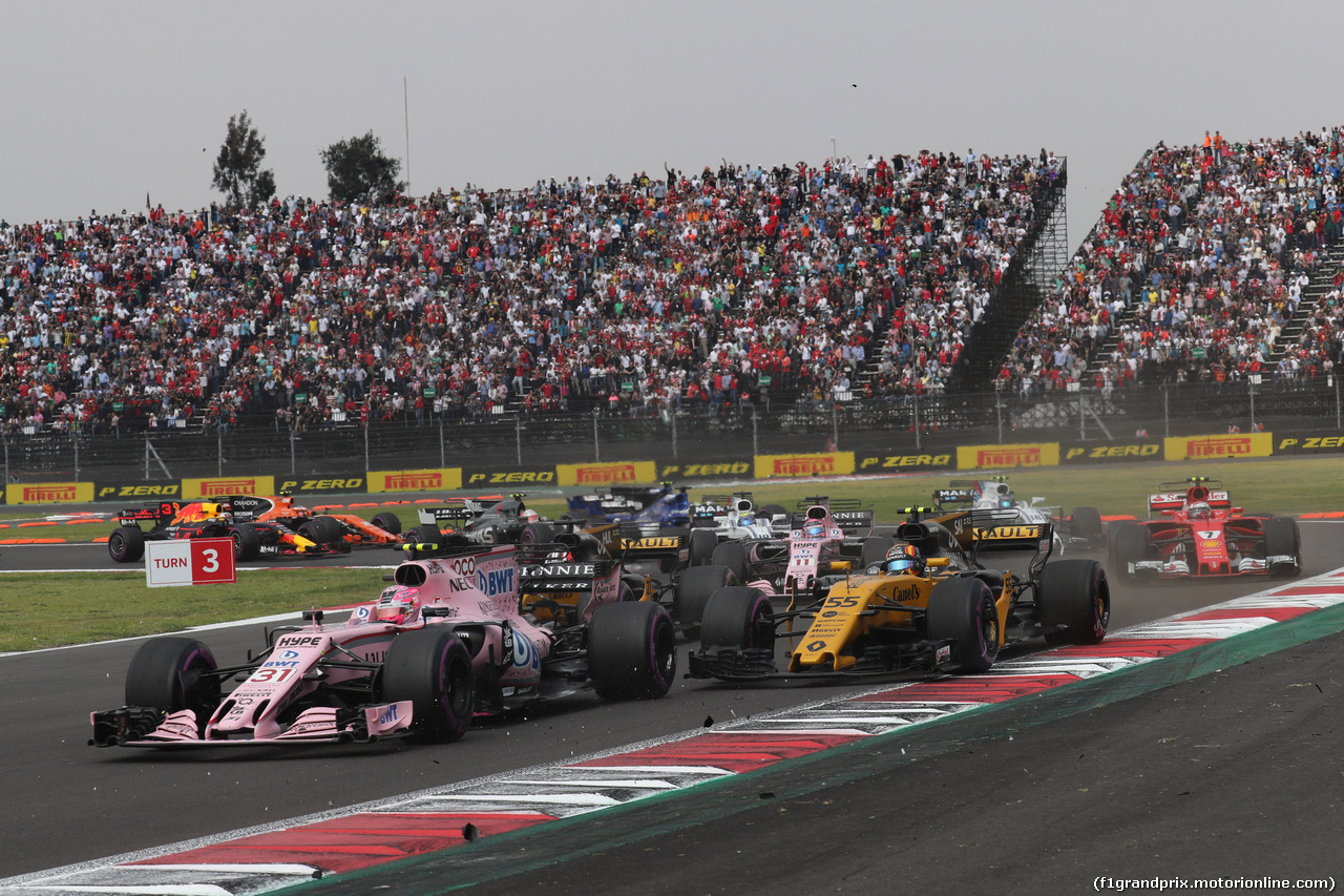 GP MESSICO, 29.10.2017 - Gara, Esteban Ocon (FRA) Sahara Force India F1 VJM10 e Carlos Sainz Jr (ESP) Renault Sport F1 Team RS17