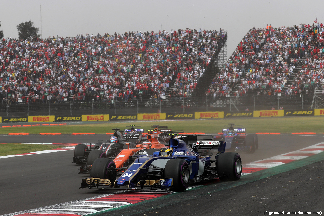 GP MESSICO, 29.10.2017 - Gara, Pascal Wehrlein (GER) Sauber C36 e Stoffel Vandoorne (BEL) McLaren MCL32