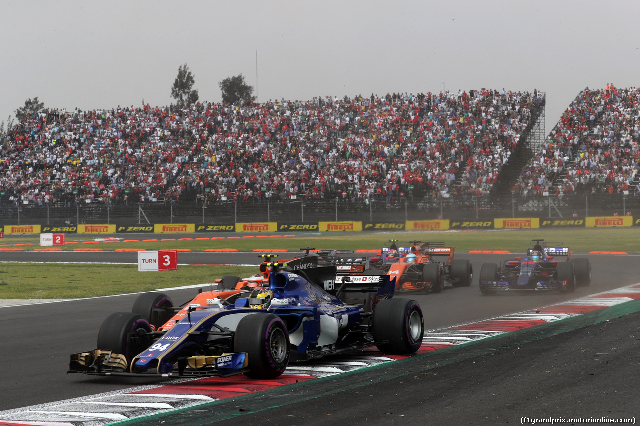 GP MESSICO, 29.10.2017 - Gara, Pascal Wehrlein (GER) Sauber C36 e Stoffel Vandoorne (BEL) McLaren MCL32