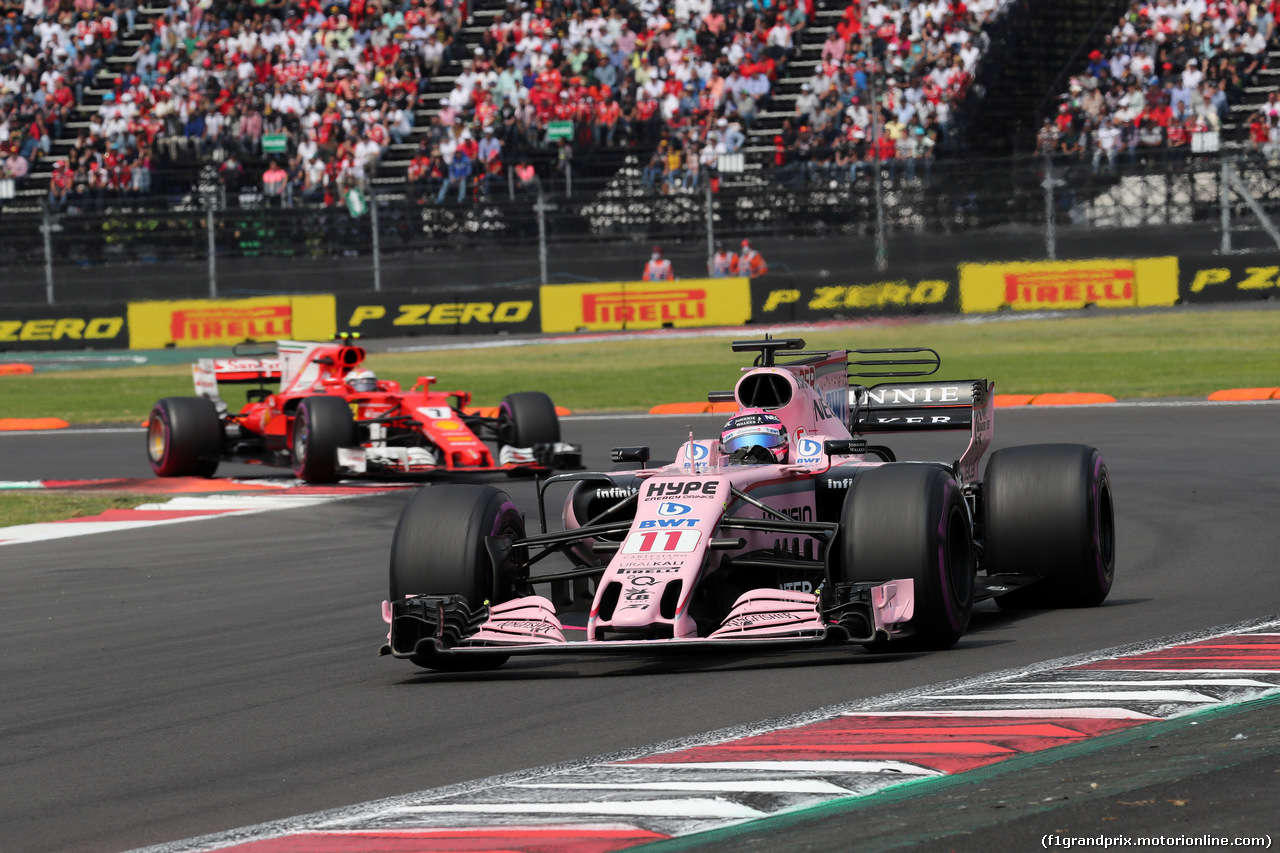 GP MESSICO, 29.10.2017 - Gara, Sergio Perez (MEX) Sahara Force India F1 VJM010 davanti a Kimi Raikkonen (FIN) Ferrari SF70H