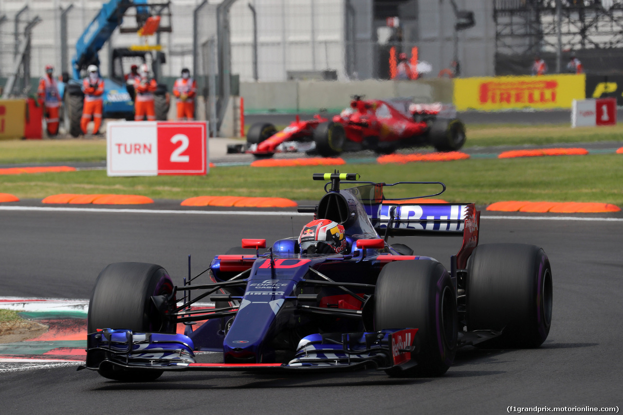 GP MESSICO, 29.10.2017 - Gara, Brendon Hartley (NZL) Scuderia Toro Rosso STR12 davanti a Sebastian Vettel (GER) Ferrari SF70H