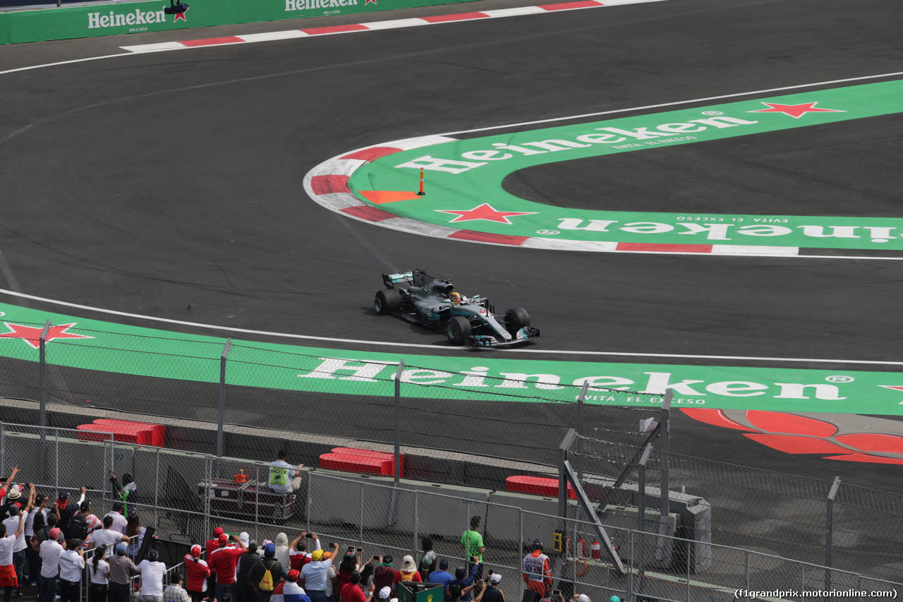 GP MESSICO, 29.10.2017 - Gara, Lewis Hamilton (GBR) Mercedes AMG F1 W08 with a puncture