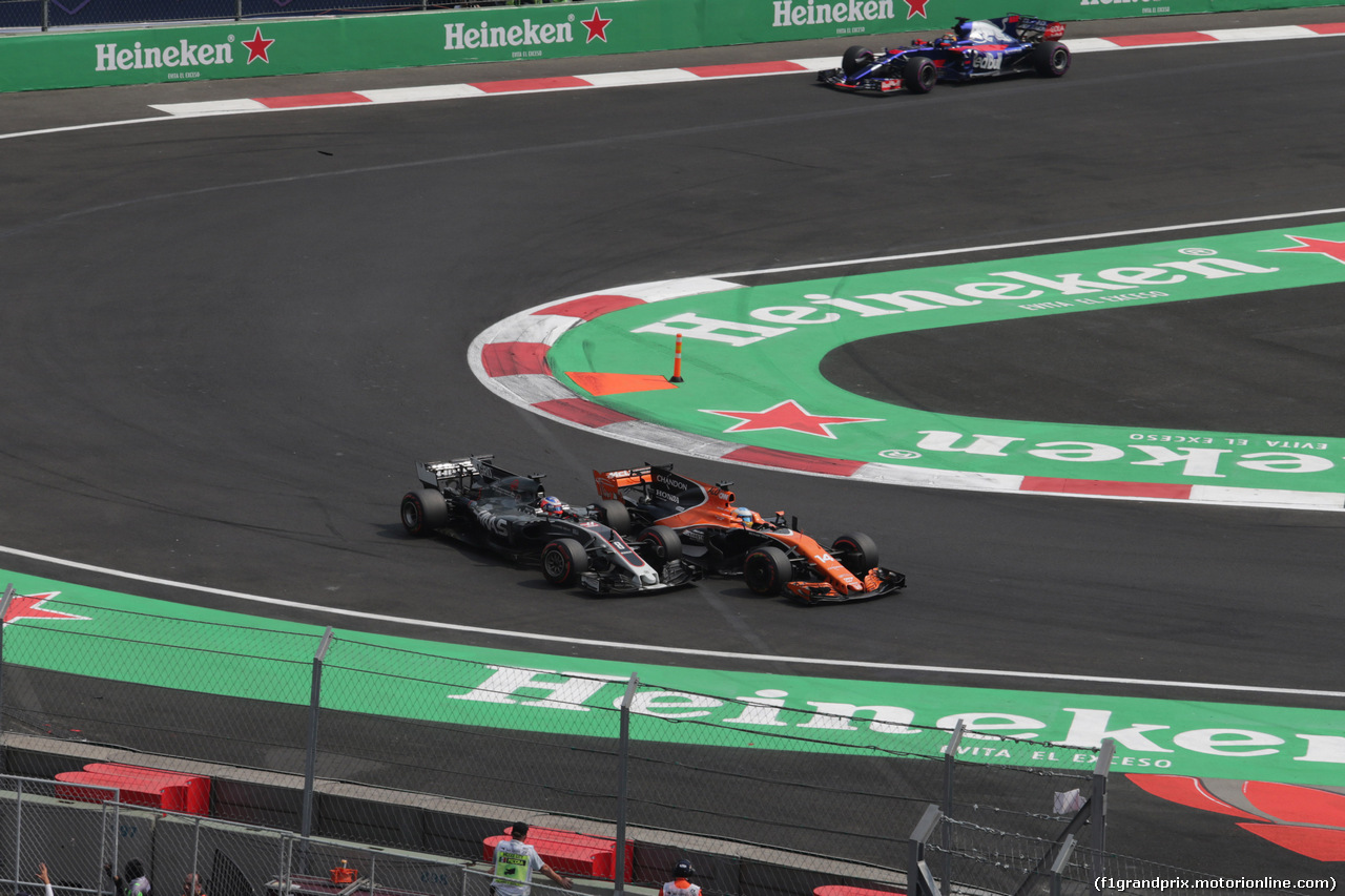 GP MESSICO, 29.10.2017 - Gara, Romain Grosjean (FRA) Haas F1 Team VF-17 e Fernando Alonso (ESP) McLaren MCL32