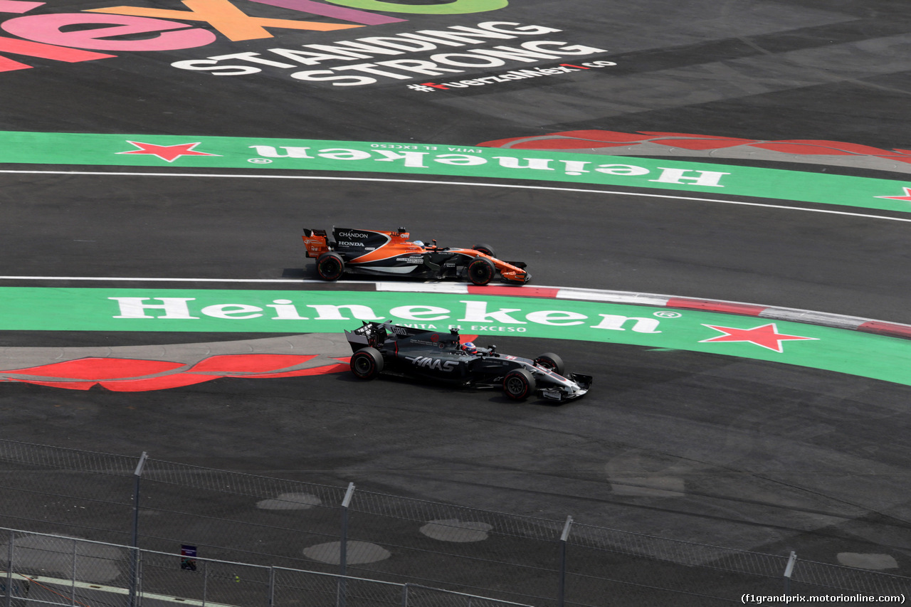 GP MESSICO, 29.10.2017 - Gara, Fernando Alonso (ESP) McLaren MCL32 e Romain Grosjean (FRA) Haas F1 Team VF-17