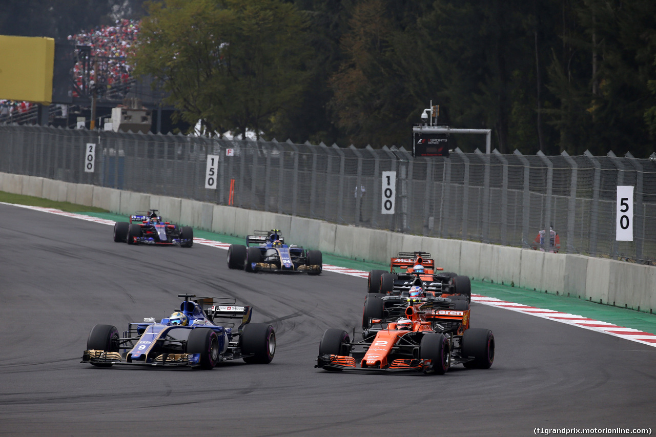 GP MESSICO, 29.10.2017 - Gara, Marcus Ericsson (SUE) Sauber C36 e Stoffel Vandoorne (BEL) McLaren MCL32