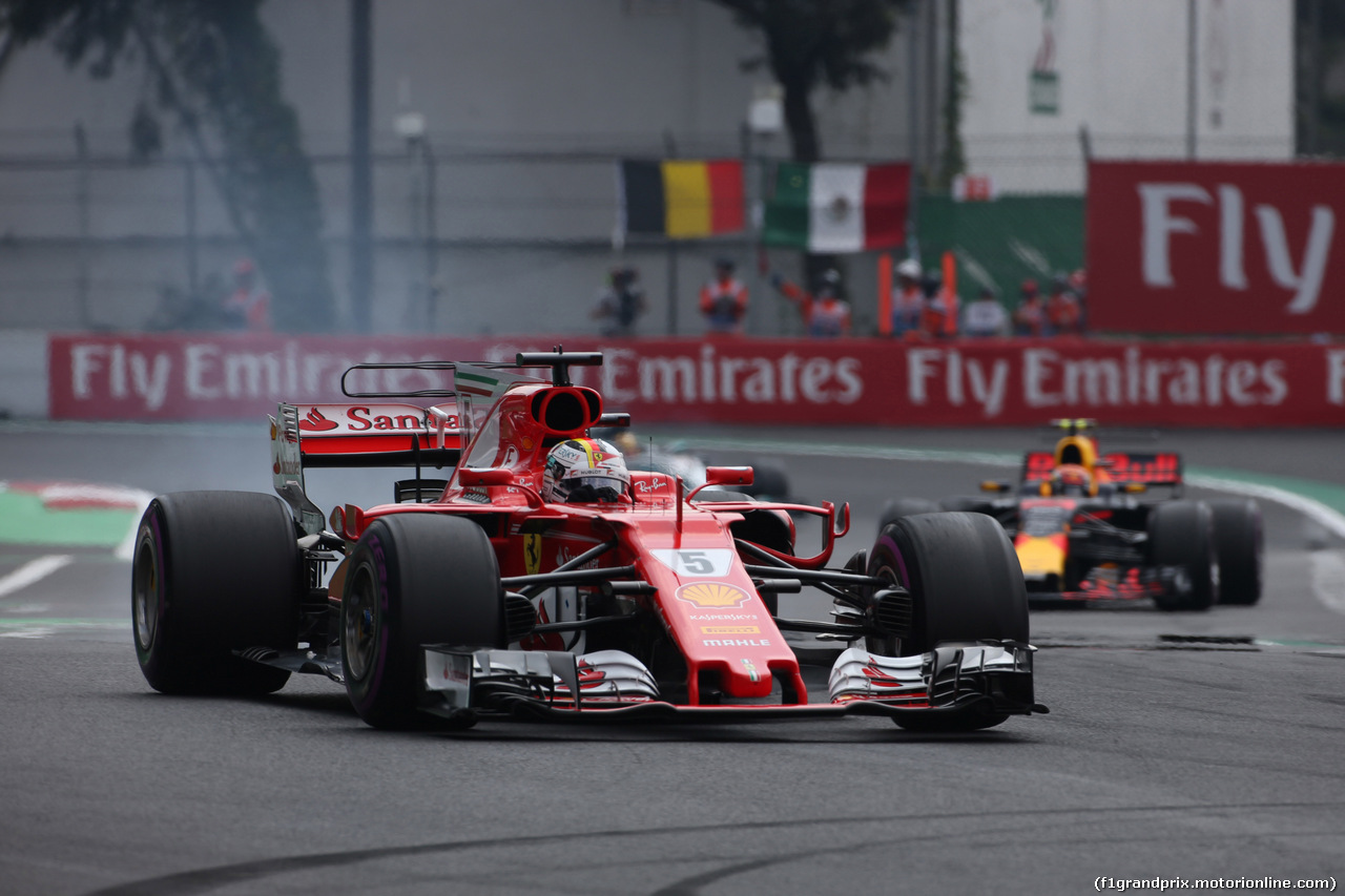 GP MESSICO, 29.10.2017 - Gara, Sebastian Vettel (GER) Ferrari SF70H e Max Verstappen (NED) Red Bull Racing RB13