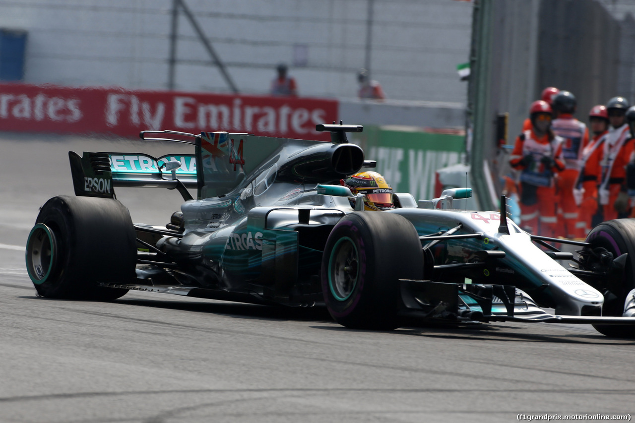 GP MESSICO, 29.10.2017 - Gara, Lewis Hamilton (GBR) Mercedes AMG F1 W08 with a puncture