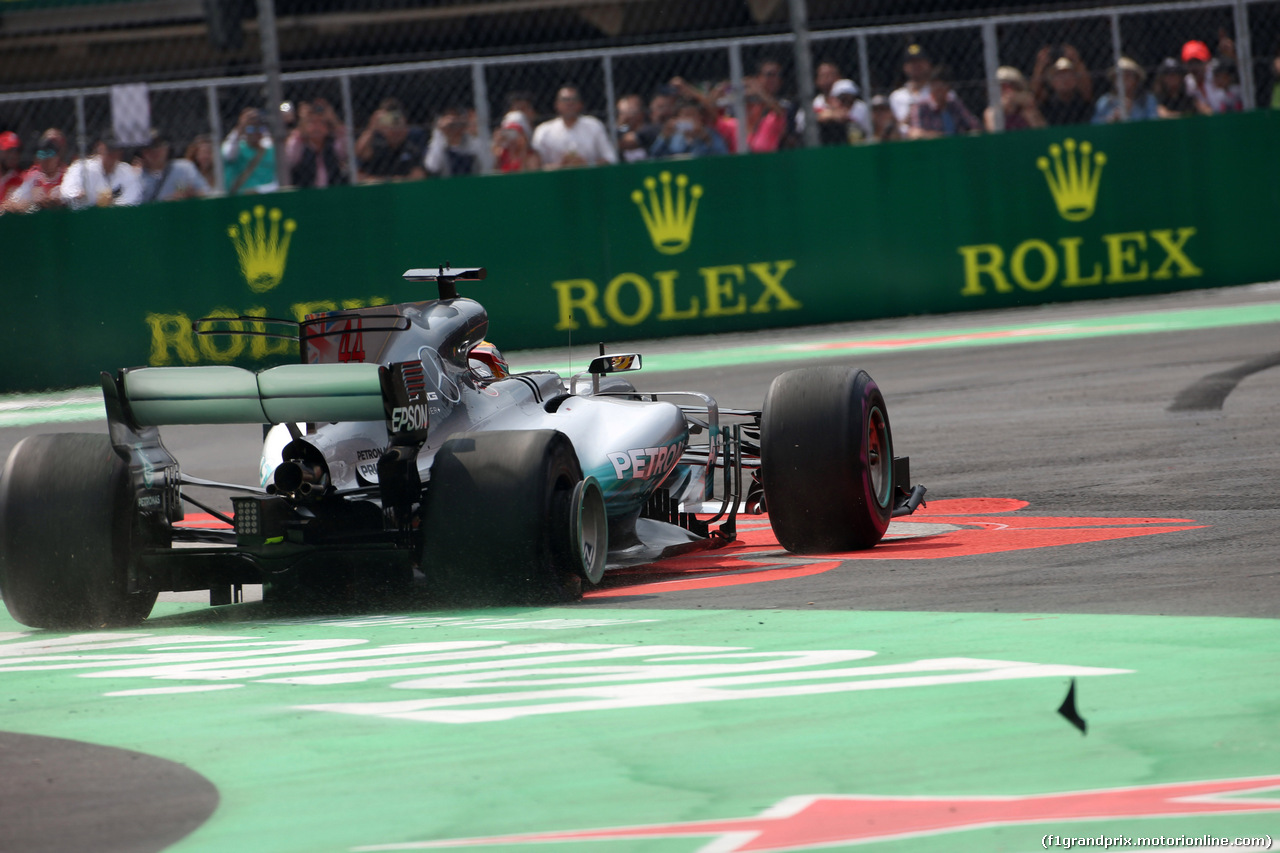 GP MESSICO, 29.10.2017 - Gara, Lewis Hamilton (GBR) Mercedes AMG F1 W08 with a puncture