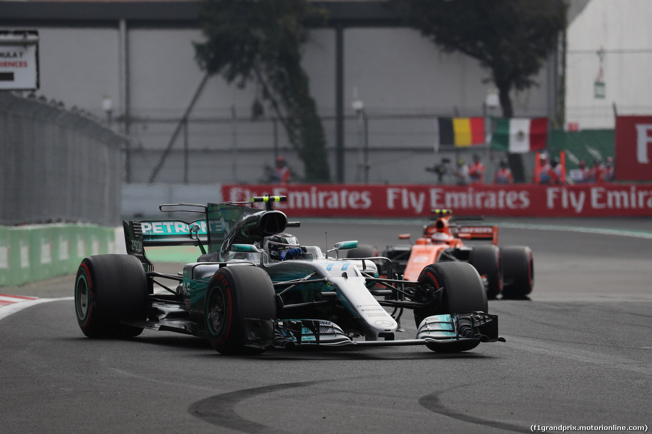 GP MESSICO, 29.10.2017 - Gara, Valtteri Bottas (FIN) Mercedes AMG F1 W08 e Stoffel Vandoorne (BEL) McLaren MCL32