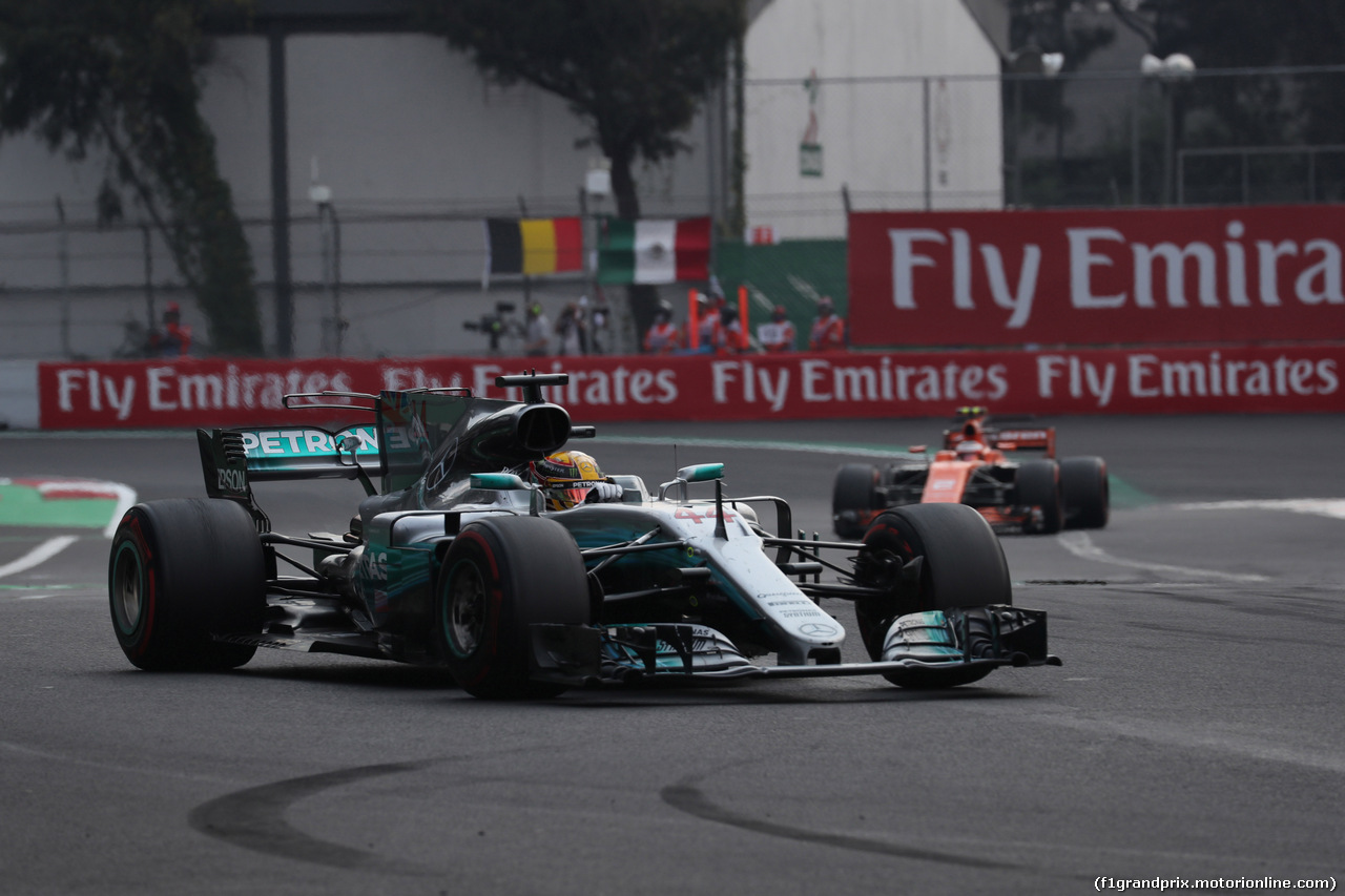 GP MESSICO, 29.10.2017 - Gara, Lewis Hamilton (GBR) Mercedes AMG F1 W08 davanti a Stoffel Vandoorne (BEL) McLaren MCL32