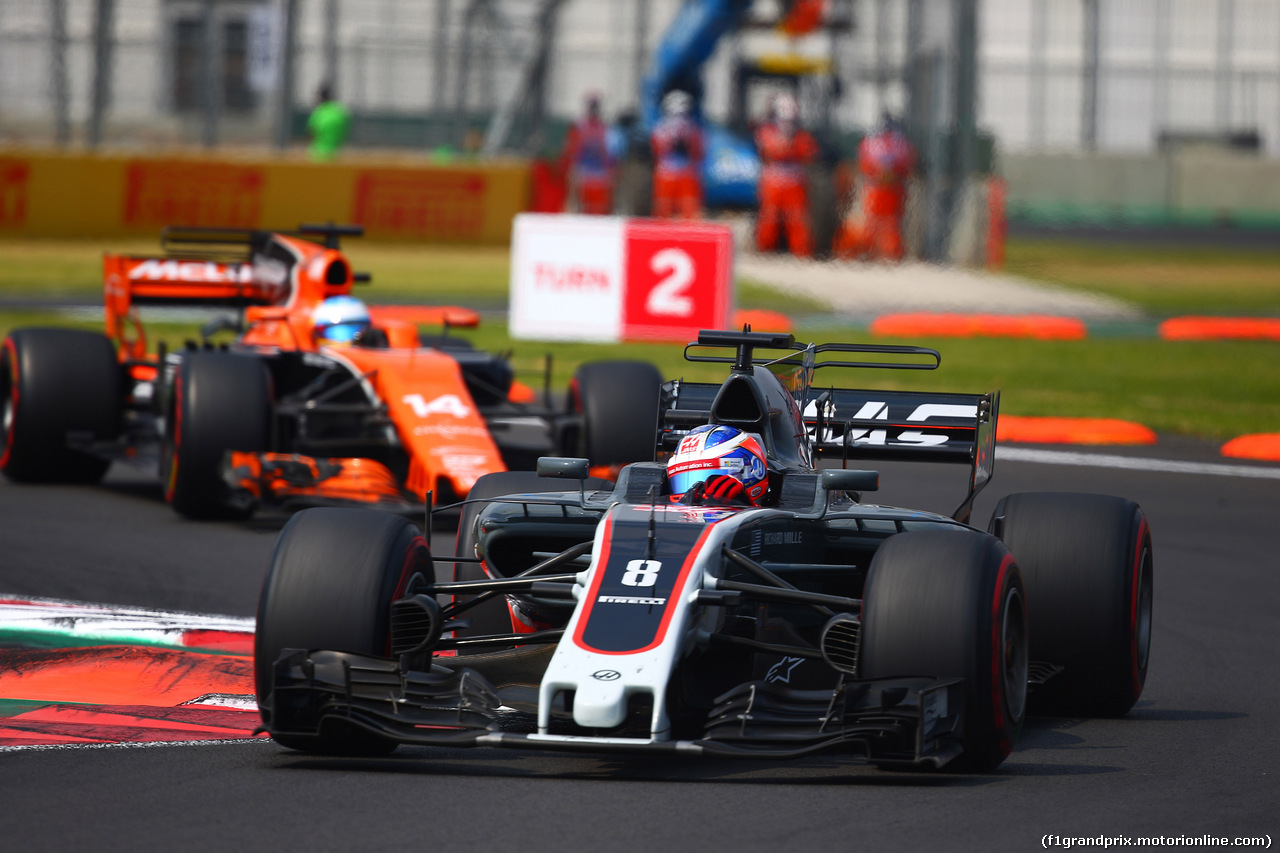 GP MESSICO, 29.10.2017 - Gara, Romain Grosjean (FRA) Haas F1 Team VF-17 davanti a Fernando Alonso (ESP) McLaren MCL32