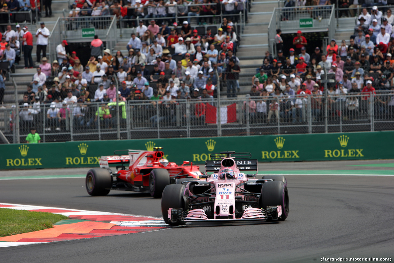 GP MESSICO, 29.10.2017 - Gara, Sergio Perez (MEX) Sahara Force India F1 VJM010 davanti a Kimi Raikkonen (FIN) Ferrari SF70H