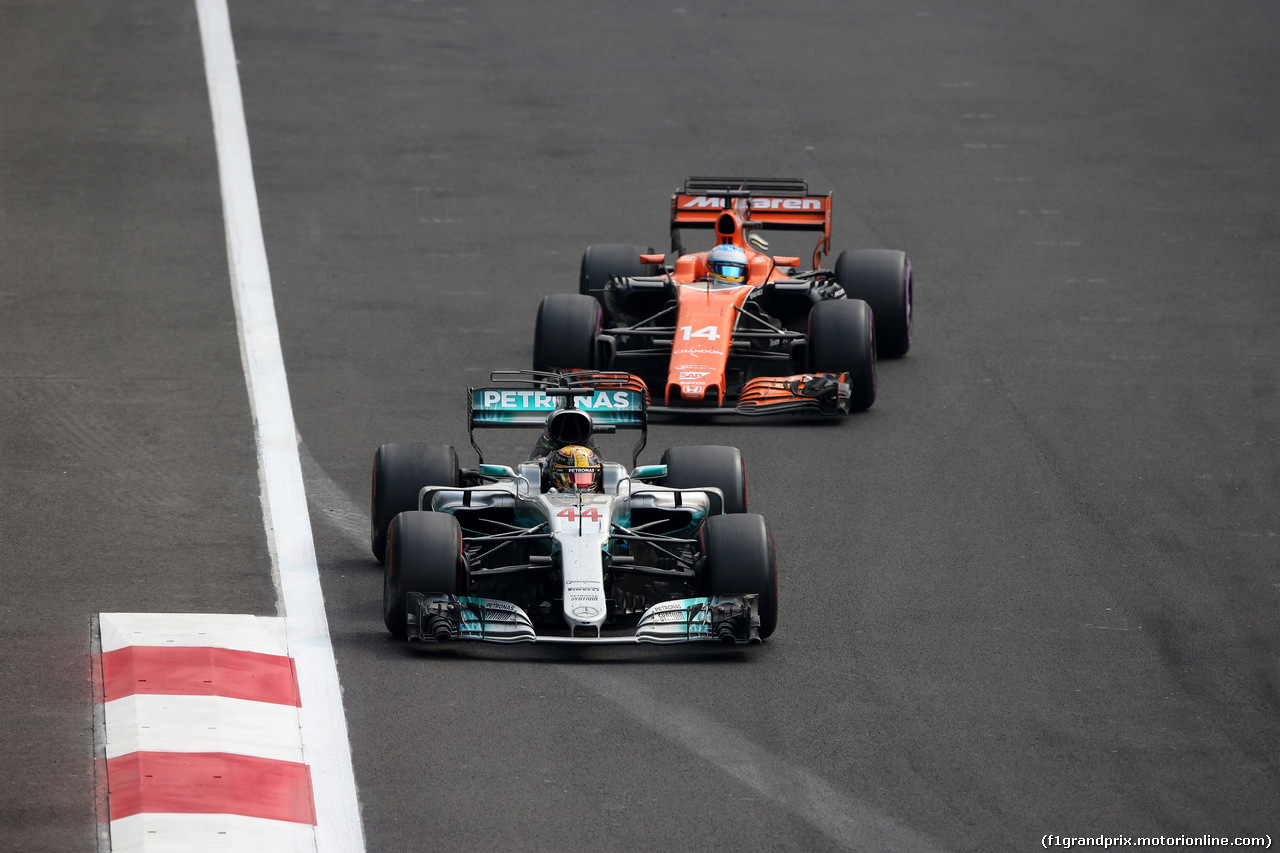 GP MESSICO, 29.10.2017 - Gara, Lewis Hamilton (GBR) Mercedes AMG F1 W08 e Fernando Alonso (ESP) McLaren MCL32