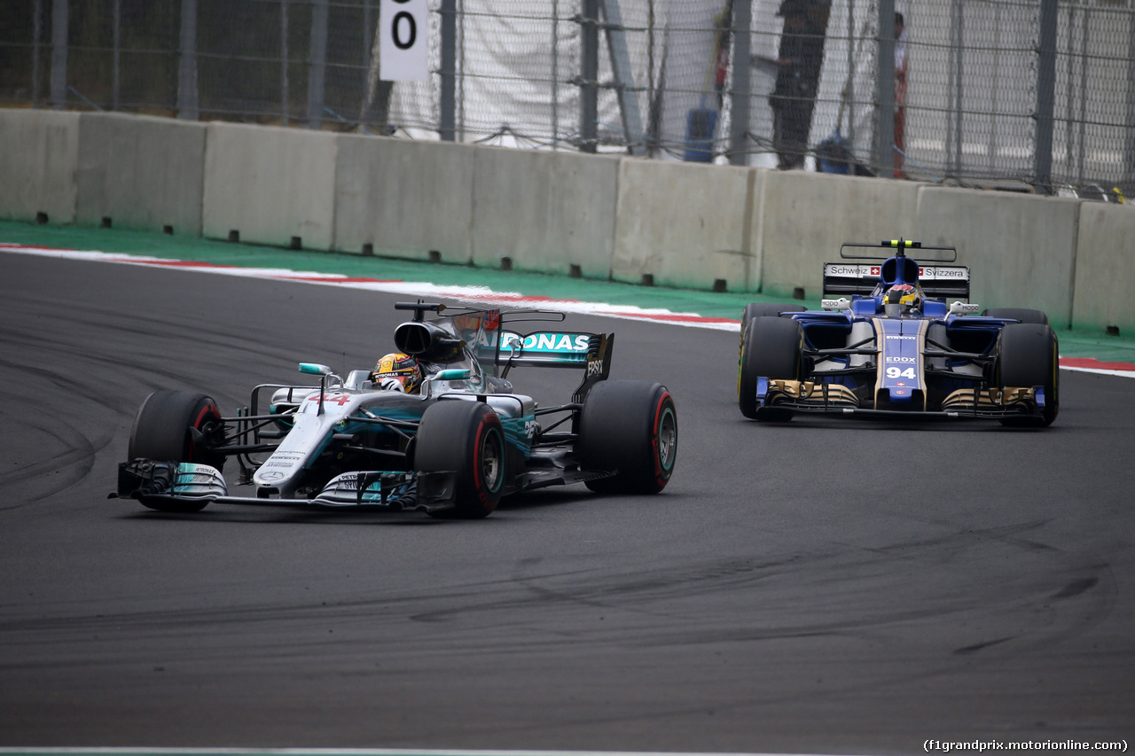 GP MESSICO, 29.10.2017 - Gara, Lewis Hamilton (GBR) Mercedes AMG F1 W08 e Pascal Wehrlein (GER) Sauber C36