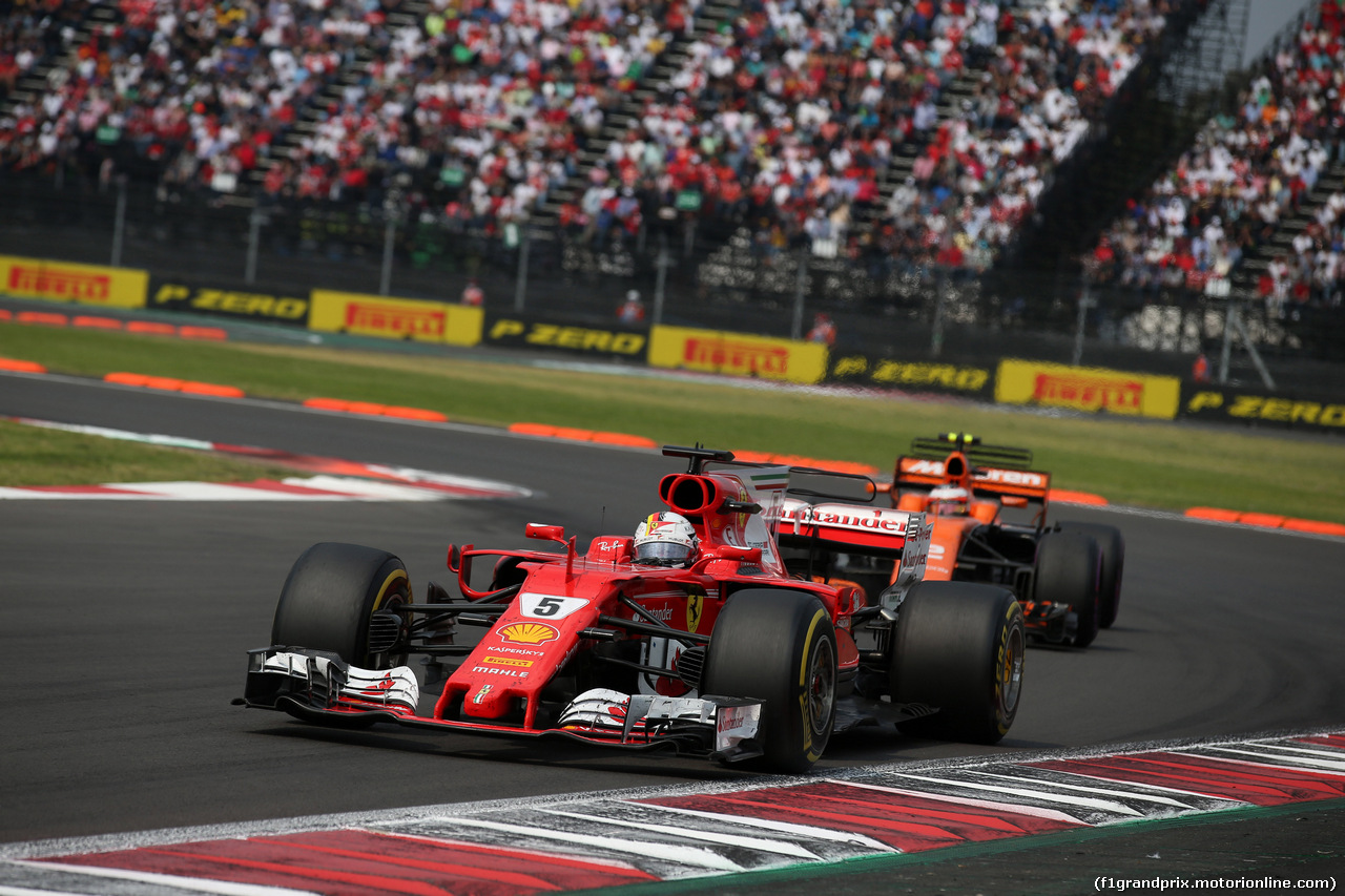 GP MESSICO, 29.10.2017 - Gara, Sebastian Vettel (GER) Ferrari SF70H e Stoffel Vandoorne (BEL) McLaren MCL32