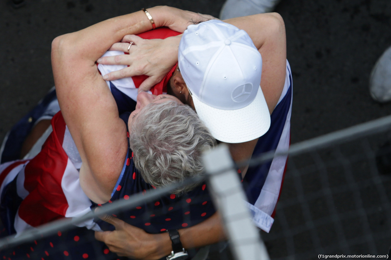 GP MESSICO, 29.10.2017 - Festeggiamenti, Lewis Hamilton (GBR) Mercedes AMG F1 W08 World Champion 2017 with his mother, Carmen Larbalestier