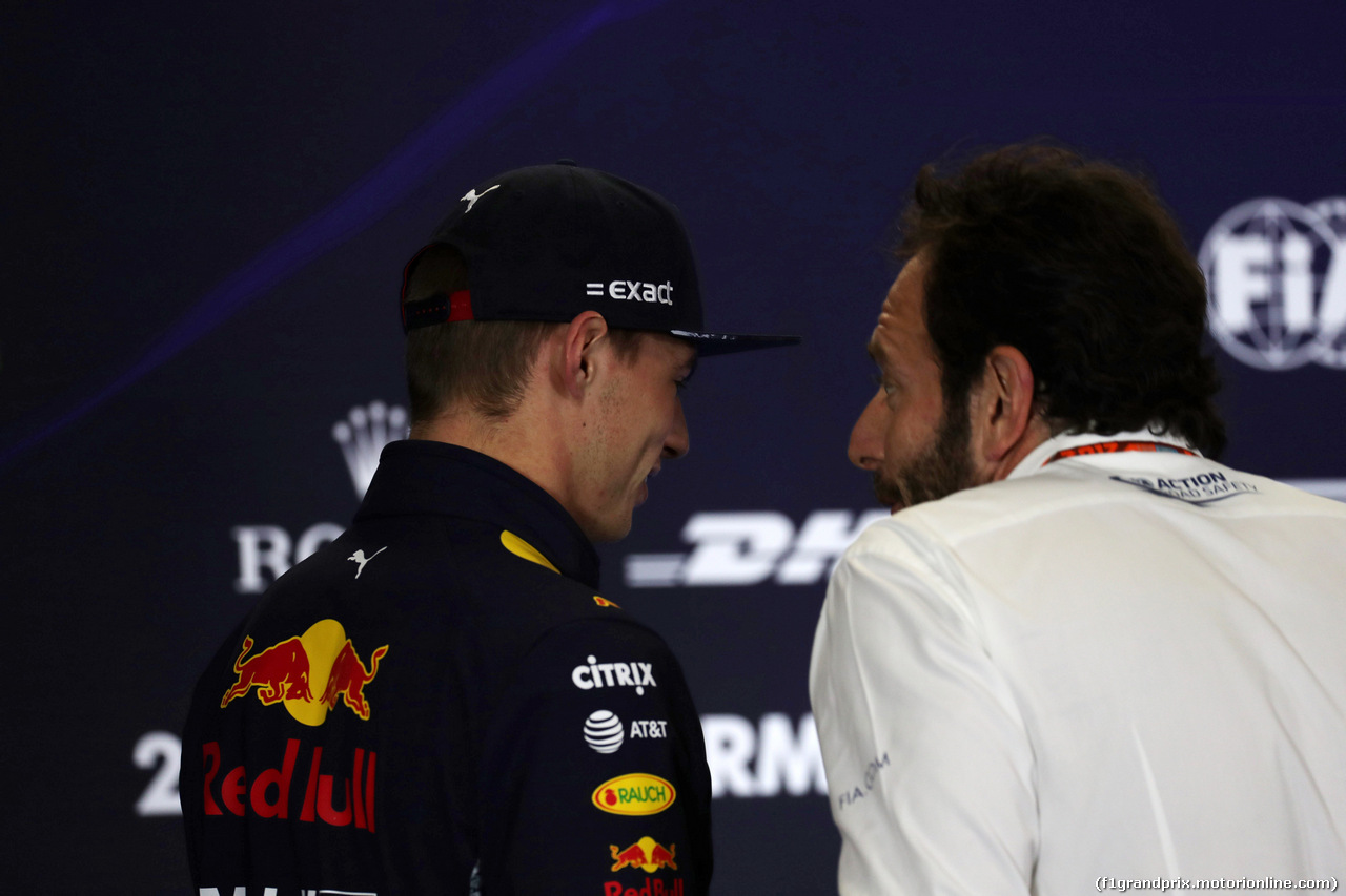 GP MESSICO, 26.10.2017 - Max Verstappen (NED) Red Bull Racing RB13 e Matteo Bonciani (ITA), F1 Head of Communications