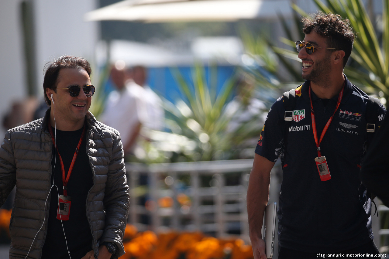 GP MESSICO, 26.10.2017 - Felipe Massa (BRA) Williams FW40 e Daniel Ricciardo (AUS) Red Bull Racing RB13