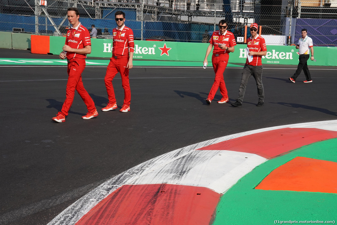 GP MESSICO, 26.10.2017 - Riccardo Adami (ITA) Ferrari Gara Engineer e Sebastian Vettel (GER) Ferrari SF70H