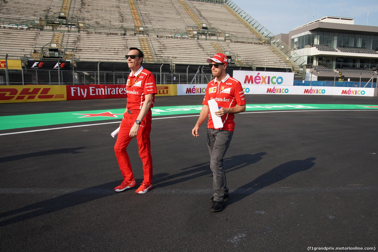 GP MESSICO, 26.10.2017 - Riccardo Adami (ITA) Ferrari Gara Engineer e Sebastian Vettel (GER) Ferrari SF70H