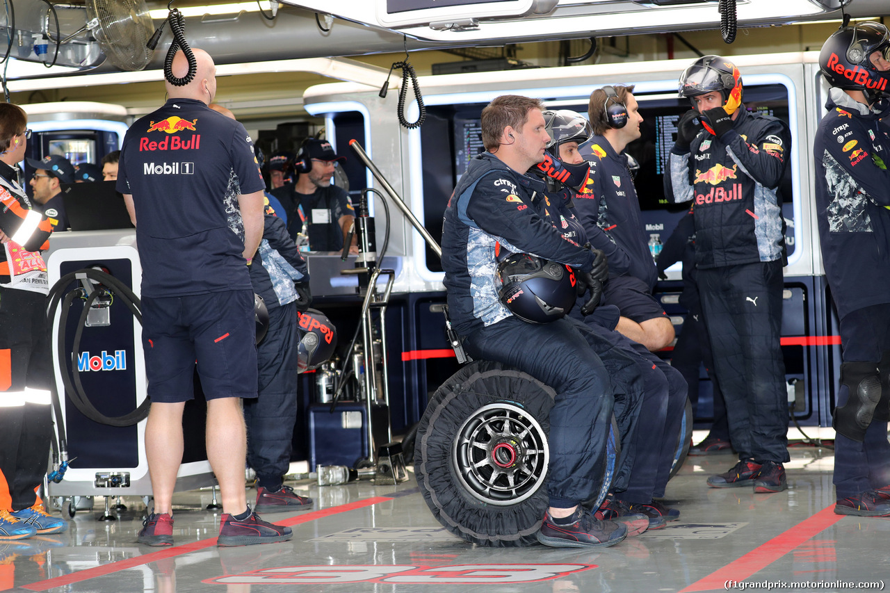 GP MESSICO, 28.10.2017 - Prove Libere 3, Red Bull garage