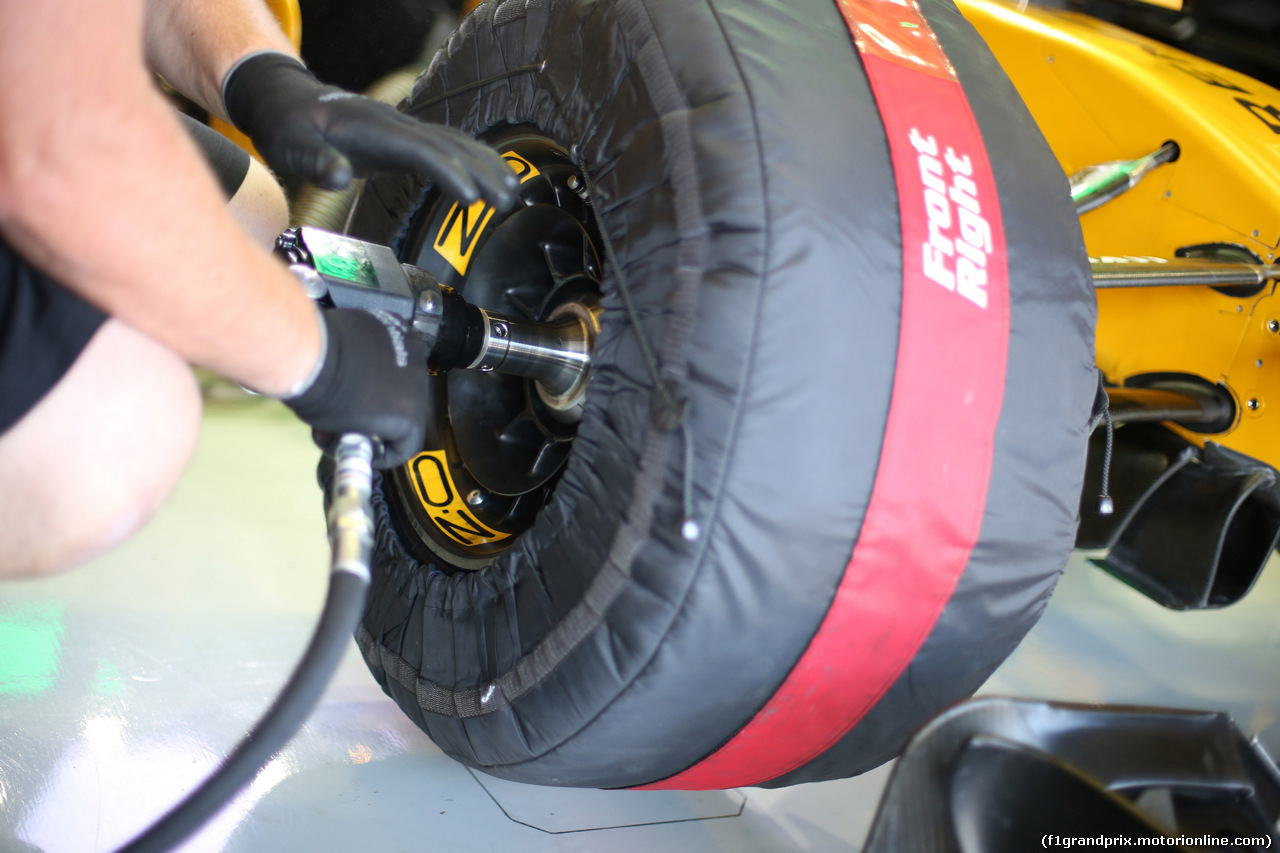 GP MESSICO, 28.10.2017 - Prove Libere 3, Pirelli Tyre e OZ Wheel