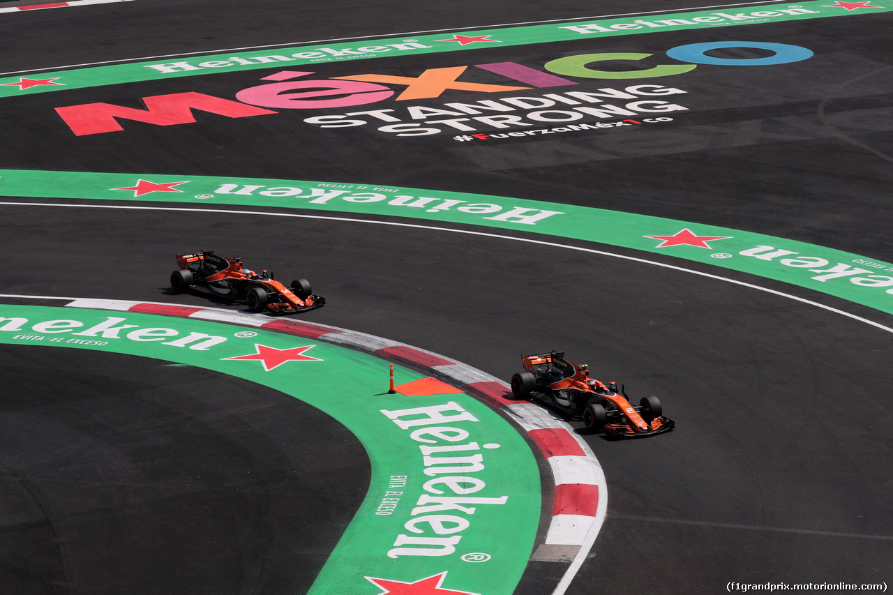 GP MESSICO, 28.10.2017 - Qualifiche, Fernando Alonso (ESP) McLaren MCL32 e Stoffel Vandoorne (BEL) McLaren MCL32