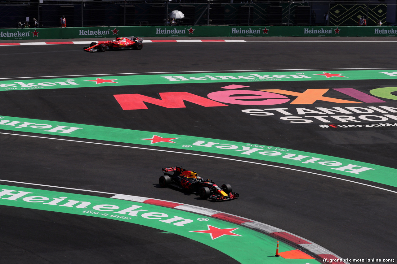 GP MESSICO, 28.10.2017 - Qualifiche, Daniel Ricciardo (AUS) Red Bull Racing RB13 e Sebastian Vettel (GER) Ferrari SF70H