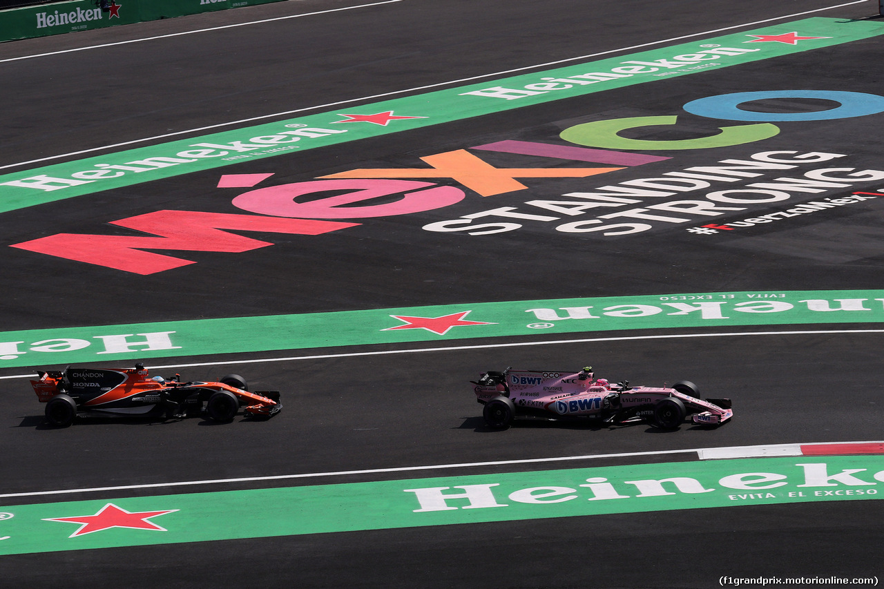 GP MESSICO, 28.10.2017 - Qualifiche, Fernando Alonso (ESP) McLaren MCL32 e Esteban Ocon (FRA) Sahara Force India F1 VJM10