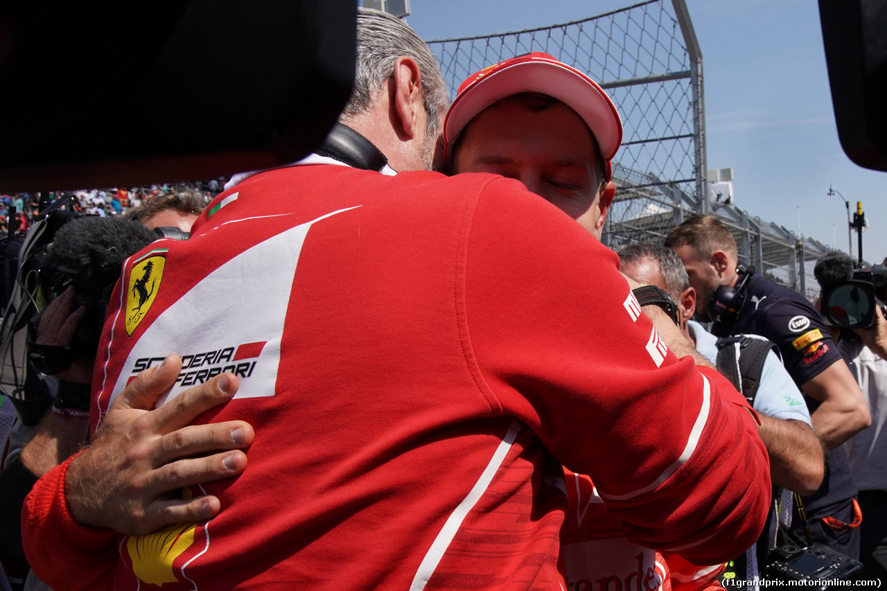 GP MESSICO, 28.10.2017 - Qualifiche, Maurizio Arrivabene (ITA) Ferrari Team Principal e Sebastian Vettel (GER) Ferrari SF70H pole position