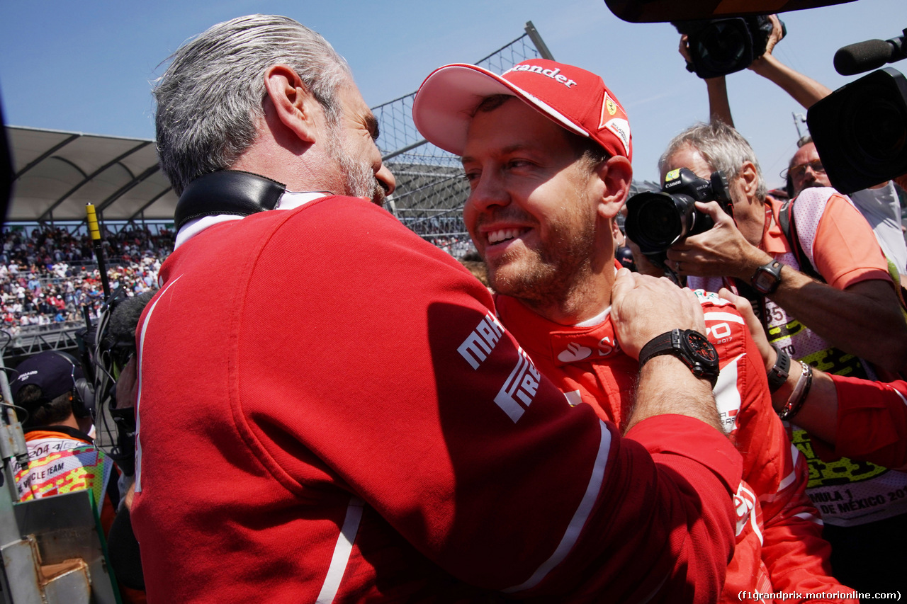 GP MESSICO, 28.10.2017 - Qualifiche, Maurizio Arrivabene (ITA) Ferrari Team Principal e Sebastian Vettel (GER) Ferrari SF70H pole position