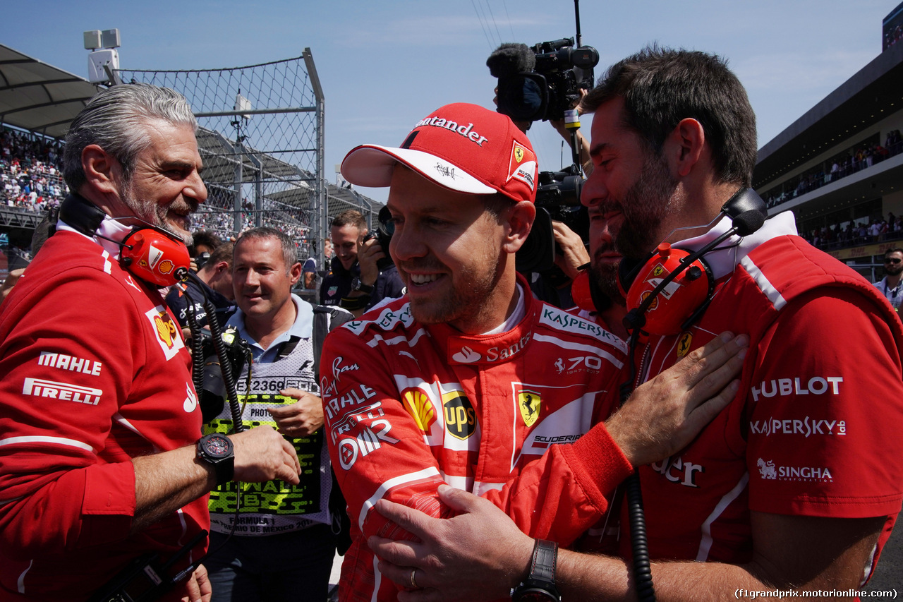GP MESSICO, 28.10.2017 - Qualifiche, Maurizio Arrivabene (ITA) Ferrari Team Principal e Sebastian Vettel (GER) Ferrari SF70H pole position