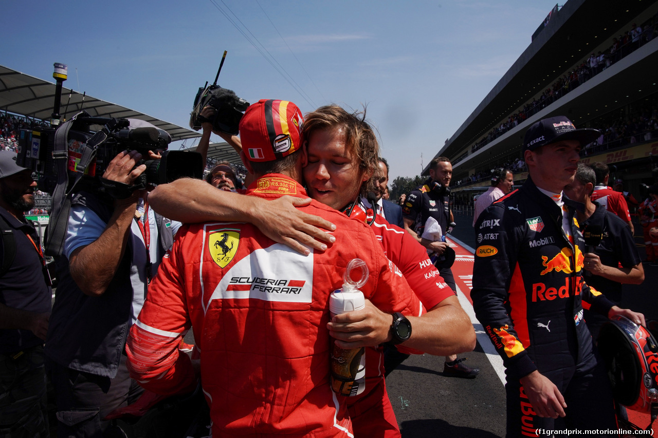 GP MESSICO, 28.10.2017 - Qualifiche, Sebastian Vettel (GER) Ferrari SF70H pole position e Antti Kontsas (FIN) Sebastian Vettel Personal Trainer