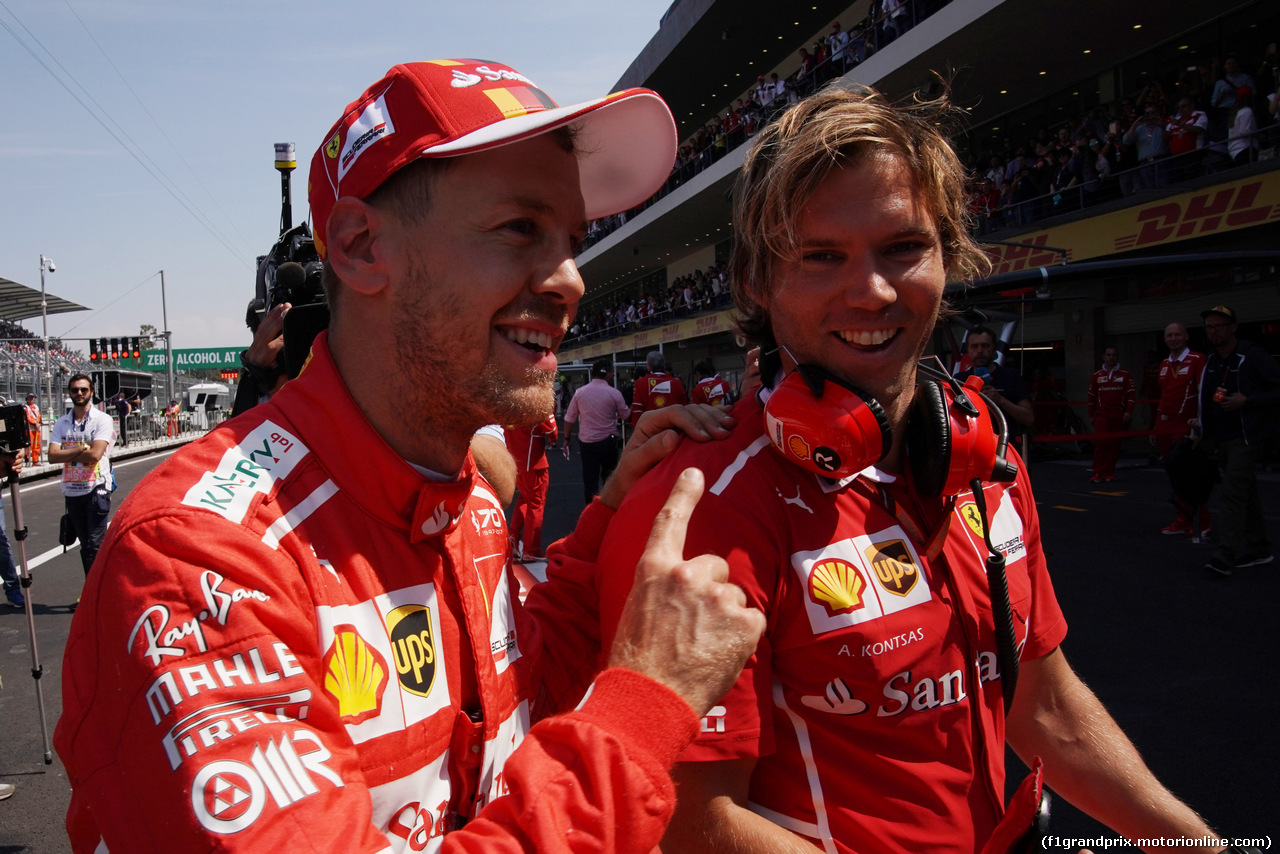 GP MESSICO, 28.10.2017 - Qualifiche, Sebastian Vettel (GER) Ferrari SF70H pole position with his personal trainer Antti Kontsas (FIN)