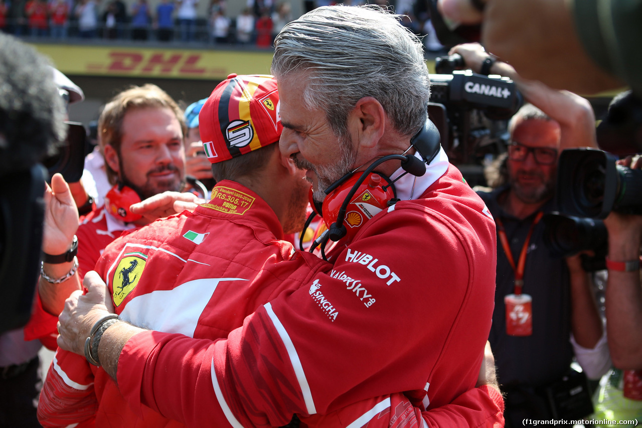 GP MESSICO, 28.10.2017 - Qualifiche, Sebastian Vettel (GER) Ferrari SF70H pole position e Maurizio Arrivabene (ITA) Ferrari Team Principal