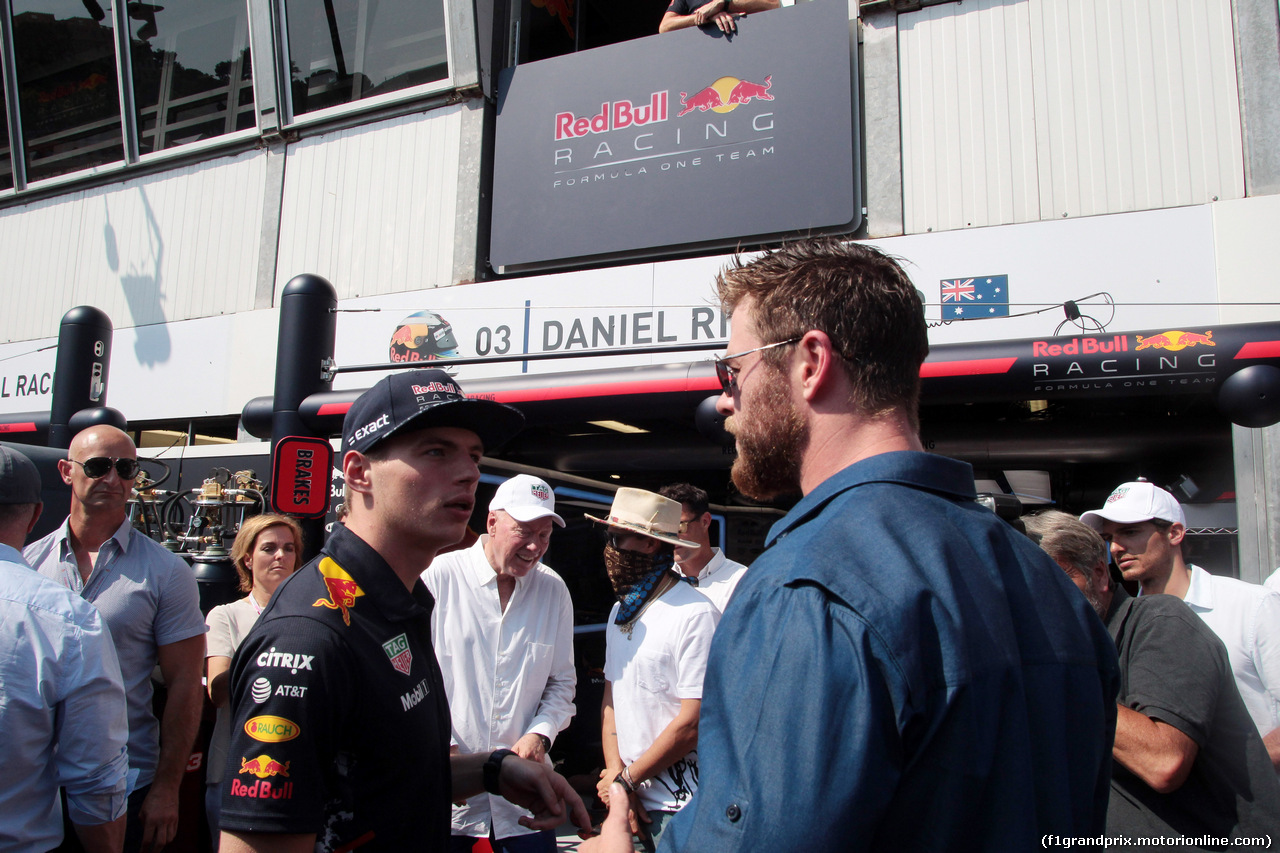 GP MONACO, 28.05.2017 -  Max Verstappen (NED) Red Bull Racing RB13 e Chris Hemsworth (AUS) Actor