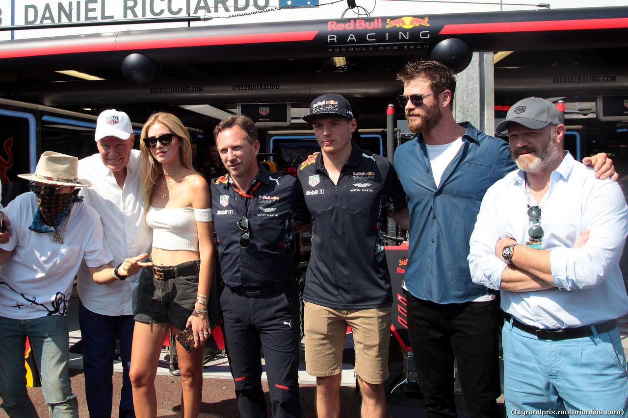 GP MONACO, 28.05.2017 - (L to R): Alec Monopoly (USA), Grafitti Artist, Jean-Claude Biver CEO TAG Heuer, Chiara Ferragni (ITA) Fashion Blogger, Christian Horner (GBR) Red Bull Racing Team Principal, Max Verstappen (NED) Red Bull Racing, Chris Hemsworth (AUS) Actor e Philippe Etchebest (FRA) Chef