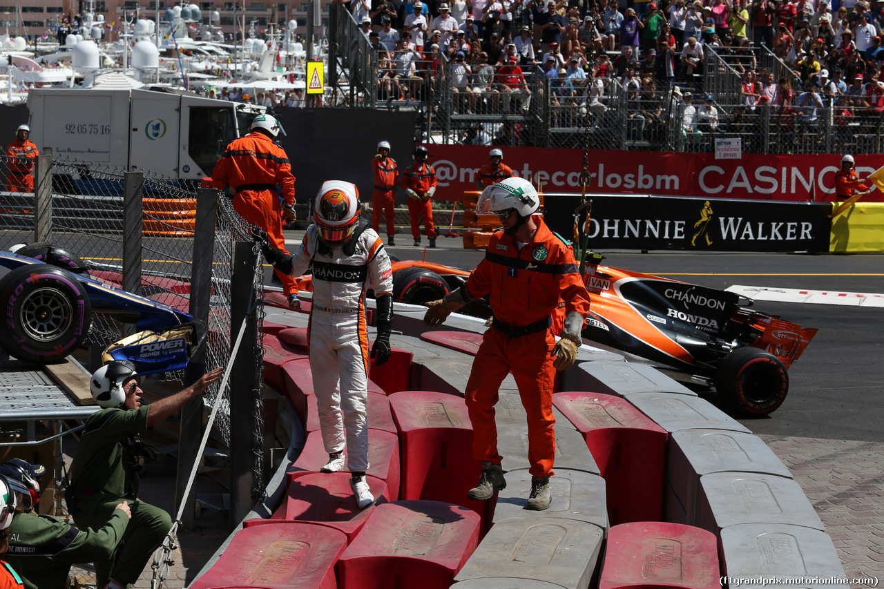 GP MONACO, 28.05.2017 - Gara, Crash, Stoffel Vandoorne (BEL) McLaren MCL32