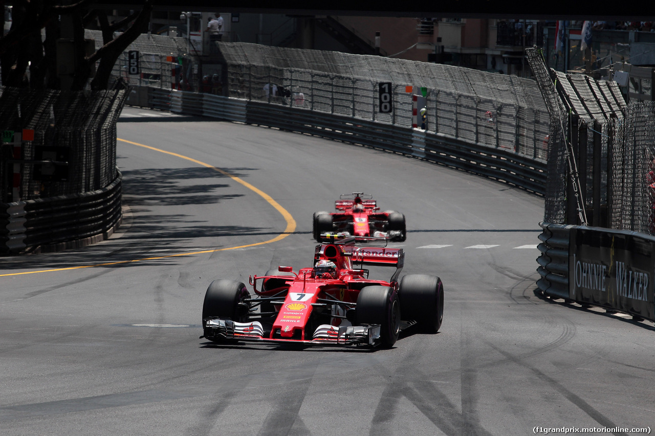 GP MONACO, 28.05.2017 - Gara, kKimi Raikkonen (FIN) Ferrari SF70Hdavanti a Sebastian Vettel (GER) Ferrari SF70H