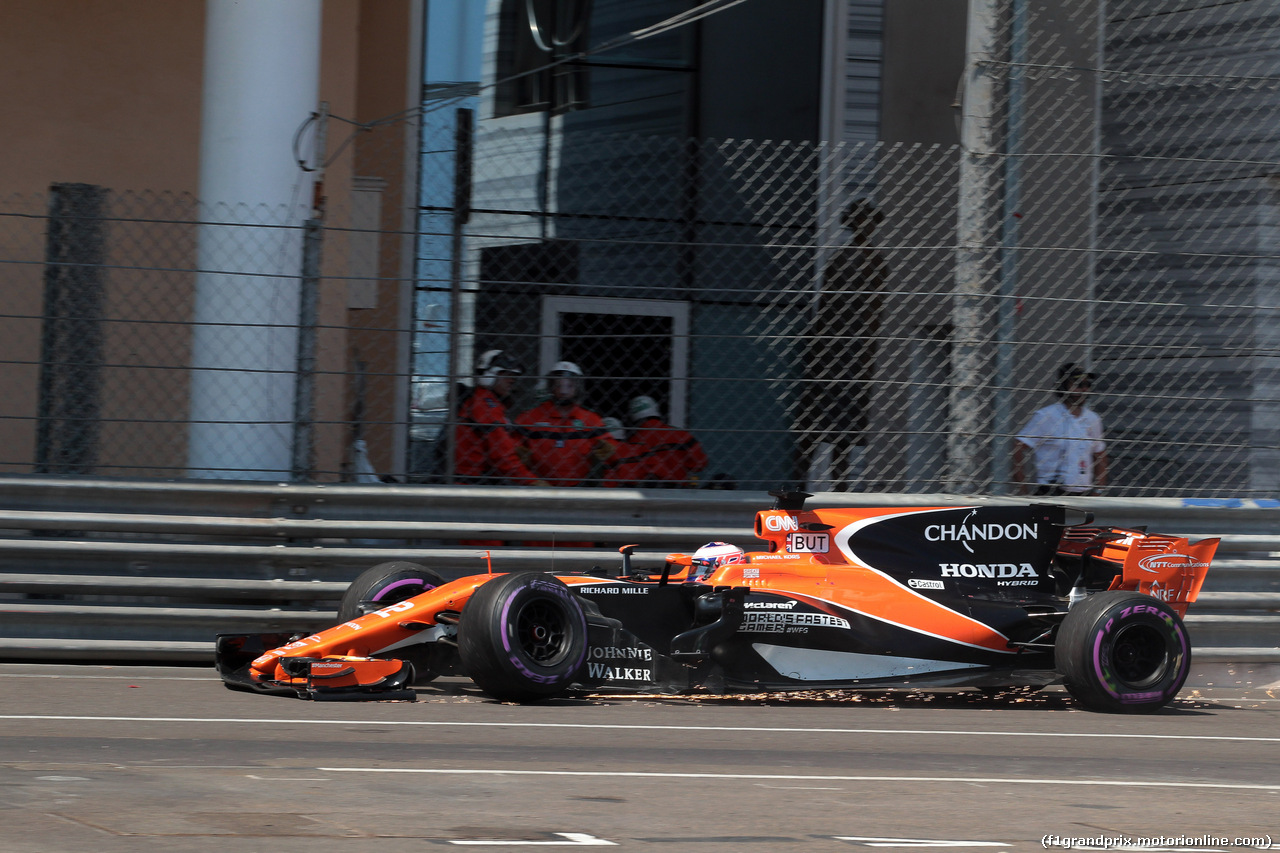 GP MONACO, 28.05.2017 - Gara, Jenson Button (GBR) McLaren MCL32 retires from the race