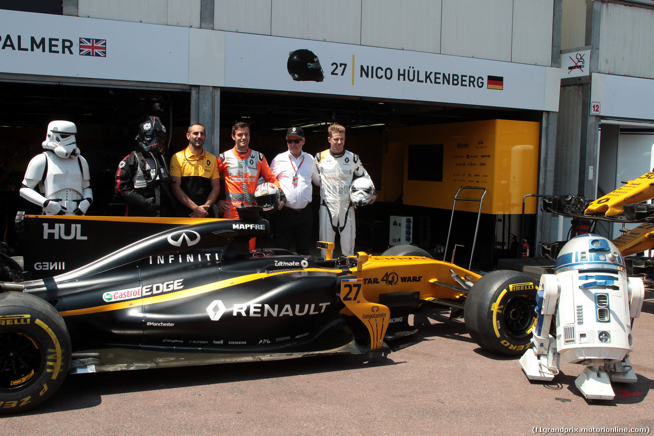 GP MONACO, 28.05.2017 - Gara, Cyril Abiteboul (FRA) Renault Sport F1 Managing Director, Jolyon Palmer (GBR) Renault Sport F1 Team RS17, Jerome Stoll (FRA) Renault Sport F1 President e Nico Hulkenberg (GER) Renault Sport F1 Team RS17