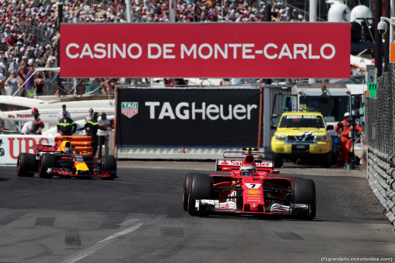 GP MONACO, 28.05.2017 - Gara, Kimi Raikkonen (FIN) Ferrari SF70H davanti a Daniel Ricciardo (AUS) Red Bull Racing RB13