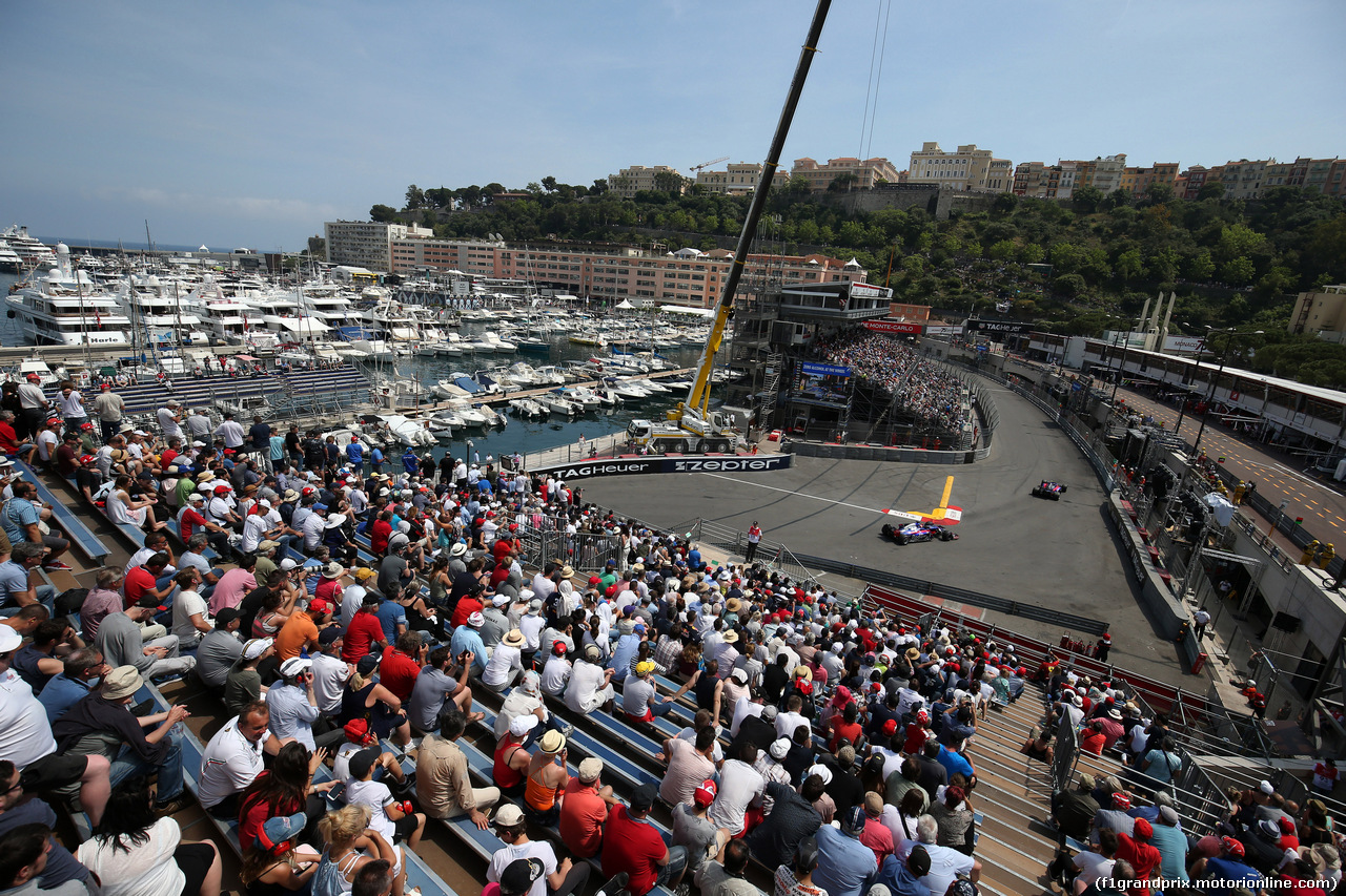 GP MONACO, 25.05.2017 - Prove Libere 2, Daniil Kvyat (RUS) Scuderia Toro Rosso STR12 e Carlos Sainz Jr (ESP) Scuderia Toro Rosso STR12