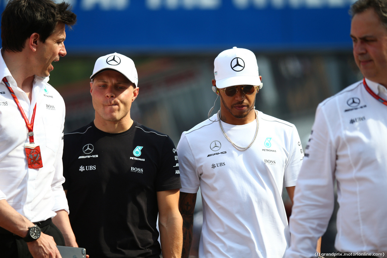 GP MONACO, 25.05.2017 - Prove Libere 2, Toto Wolff (GER) Mercedes AMG F1 Shareholder e Executive Director, Valtteri Bottas (FIN) Mercedes AMG F1 W08 e Lewis Hamilton (GBR) Mercedes AMG F1 W08